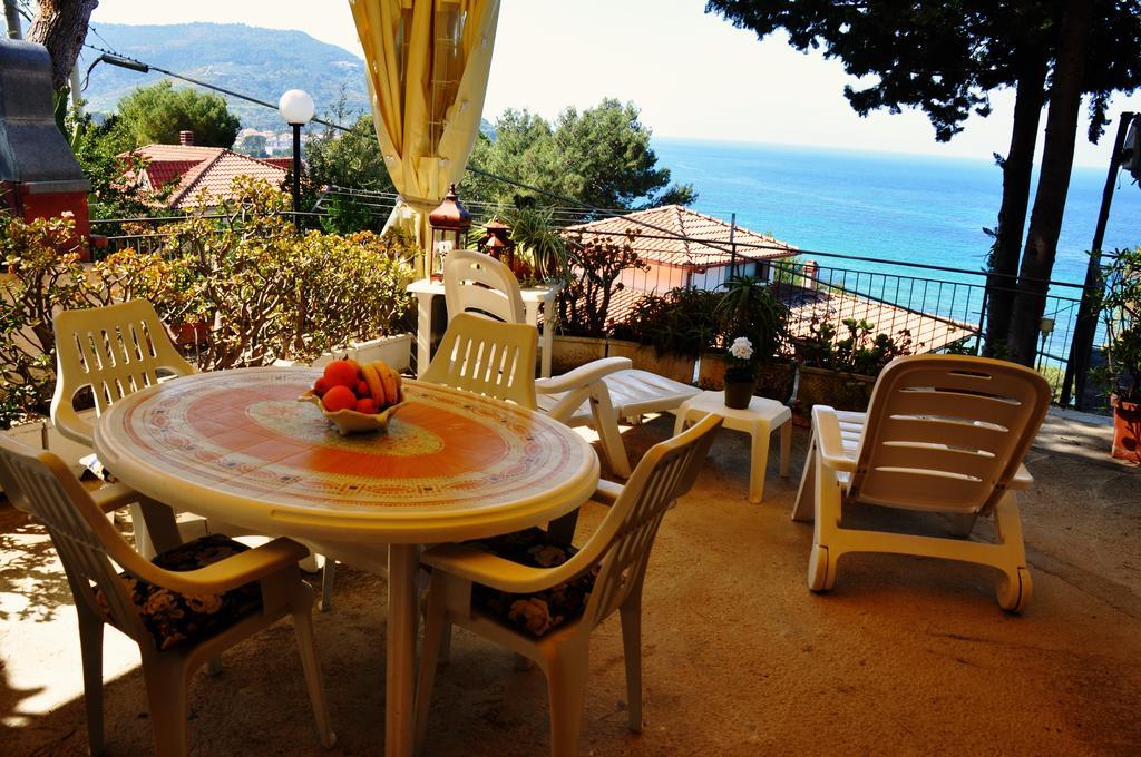 Villa Laura Sea View Apartments ซานตามาเรีย ดิ กาสเตลลาบาเต ภายนอก รูปภาพ