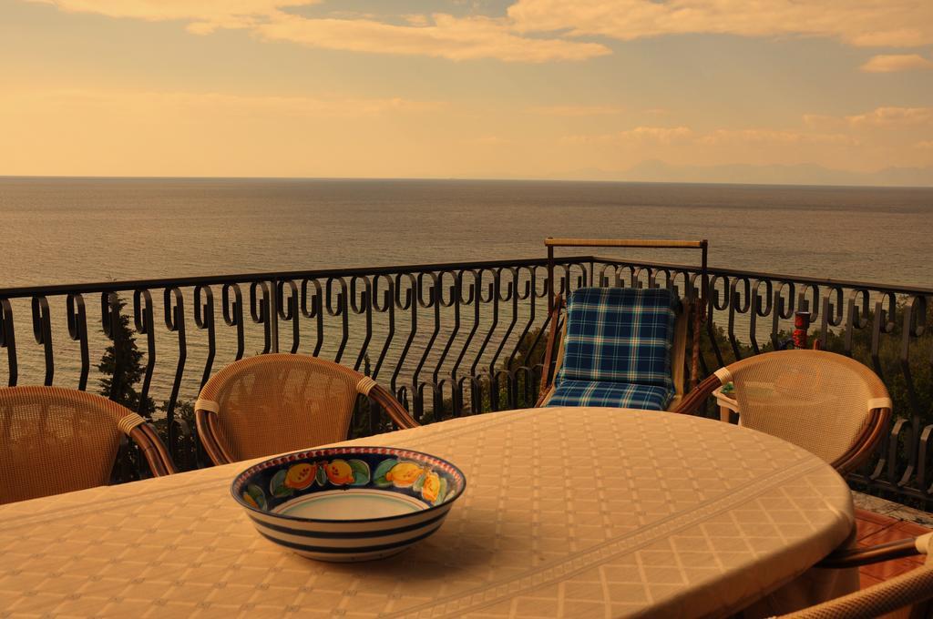 Villa Laura Sea View Apartments ซานตามาเรีย ดิ กาสเตลลาบาเต ภายนอก รูปภาพ