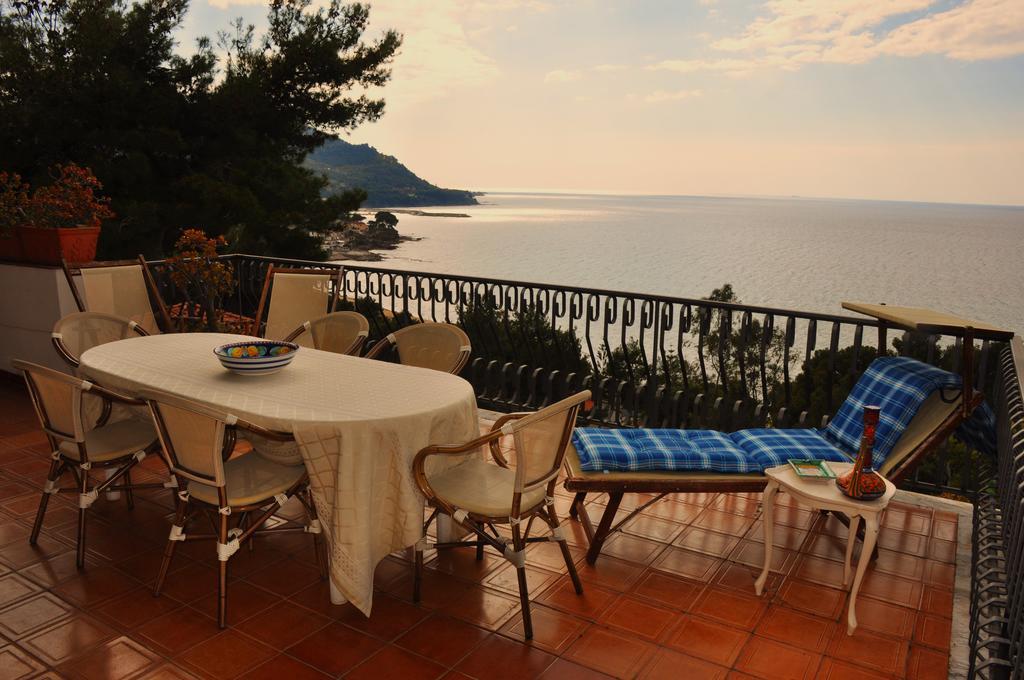 Villa Laura Sea View Apartments ซานตามาเรีย ดิ กาสเตลลาบาเต ภายนอก รูปภาพ