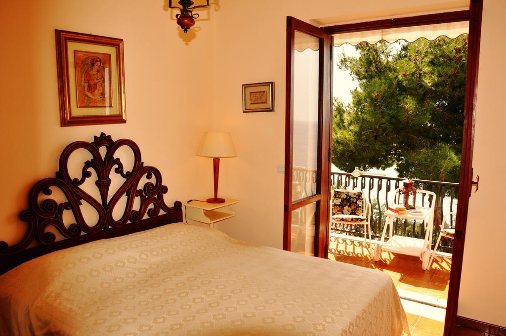 Villa Laura Sea View Apartments ซานตามาเรีย ดิ กาสเตลลาบาเต ภายนอก รูปภาพ