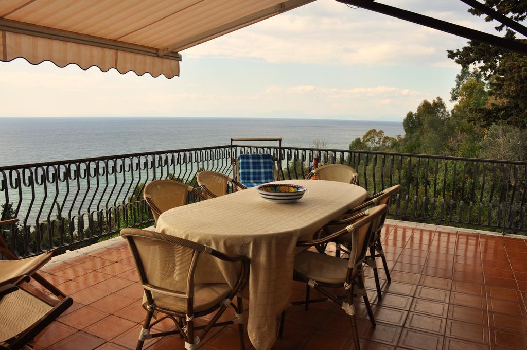 Villa Laura Sea View Apartments ซานตามาเรีย ดิ กาสเตลลาบาเต ภายนอก รูปภาพ